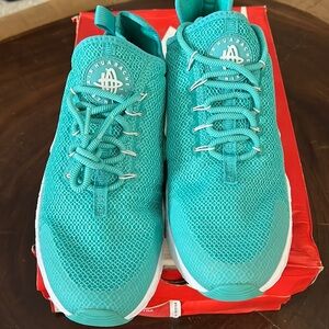Nike Women’s Air Huarache Run Ultra size 10 Teal